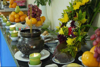 Có nên di chuyển bát hương và ảnh thờ khi lau dọn bàn thờ